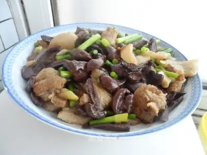 Red mushroom and garlic moss
