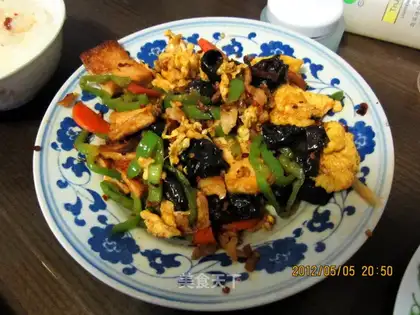 Scrambled eggs with green pepper and tofu