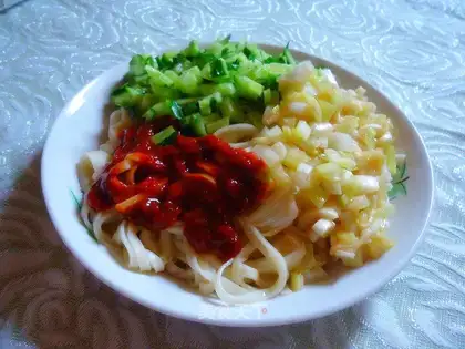 Cold noodles with garlic and chili sauce