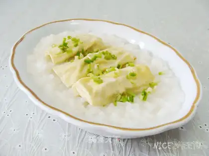 Cooking porridge with white leaves