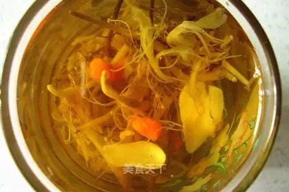 Lily, wolfberry and honeysuckle tea