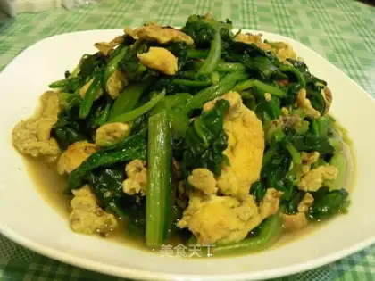 Fried spinach with eggs