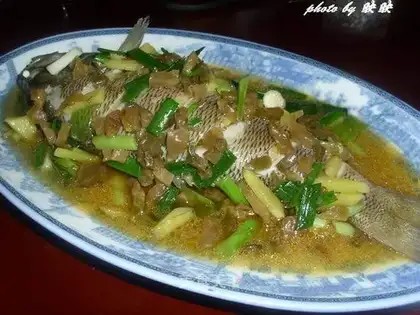 Steamed perch with pickled mustard
