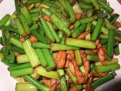 stir-fried pork with garlic moss