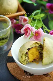 Matcha egg yolk crisp