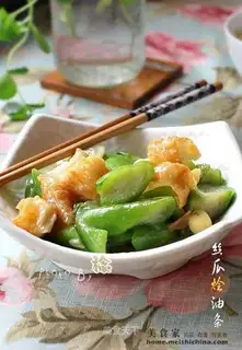 Stewed fried dough sticks with loofah