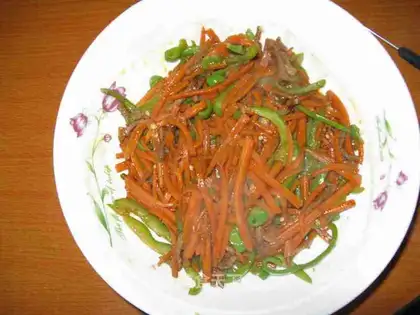 Shredded pork with carrot and green pepper