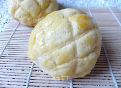 meringue pineapple bun
