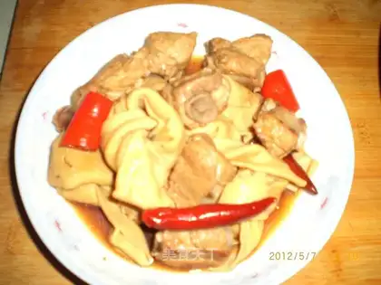 Stewed pork ribs with thousands of slices