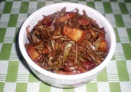 Braised pork with dried beans