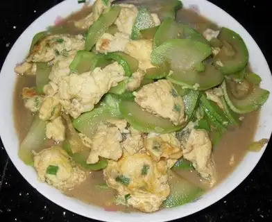Scrambled eggs with zucchini