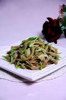 Fried shredded belly with coriander