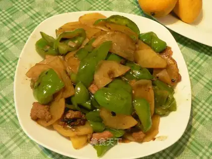 Fried potatoes with sliced pork slices with green pepper