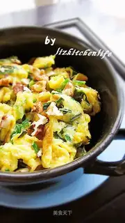 Scrambled eggs with peach kernels and wild onions