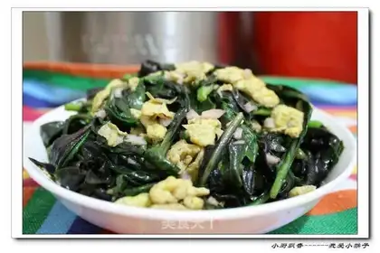 Scrambled eggs with purple-backed vegetables