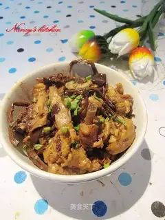 Braised chicken with tea tree mushroom