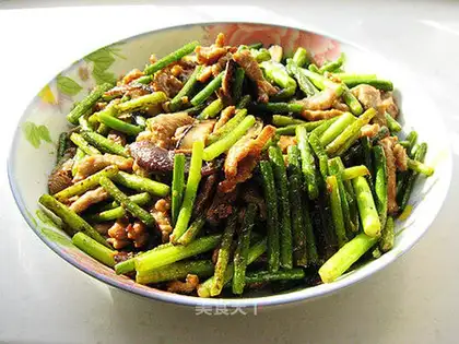 stir-fried shredded pork with mushrooms and garlic sprouts