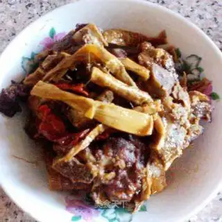 Roasted pork bones with dried bamboo shoots