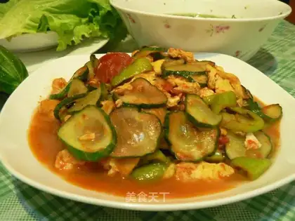 Scrambled eggs with tomato and cucumber