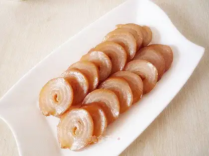 Red yeast paste meat roll