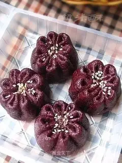 Black rice bean paste and chrysanthemum bun