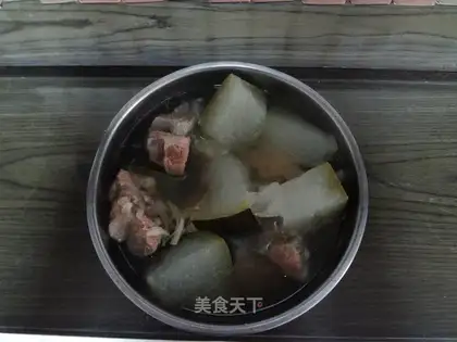 Stewed with white gourd and pork bones with jade pillars