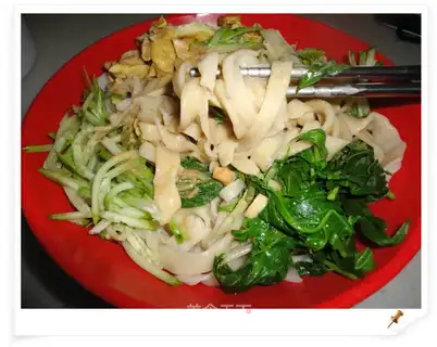 Cold noodles with Chinese toon and sesame sauce
