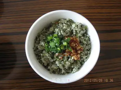 Steamed noodles with alfalfa