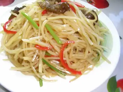 Stir hot and sour shredded potatoes