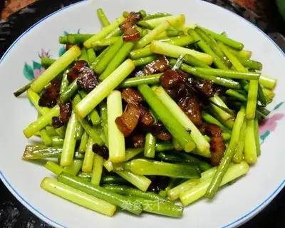 stir-fried bacon with garlic