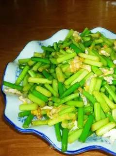 Scrambled eggs with garlic sprouts