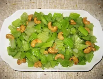 stir-fried cashew nuts with celery