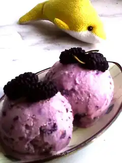 Mulberry cheese ice cream