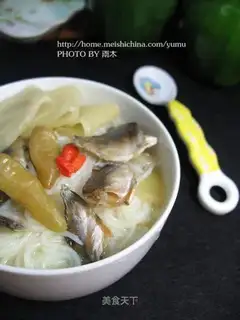 pickled vegetable, salted fish and vermicelli pot