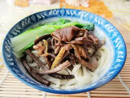 Tea tree mushroom shredded pork noodles