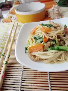 Fried noodles with green vegetables and shredded pork