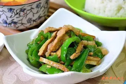 Sauteed pork with green pepper and shredded beans