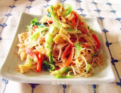 stir-fried rice noodles with bacon and mixed vegetables