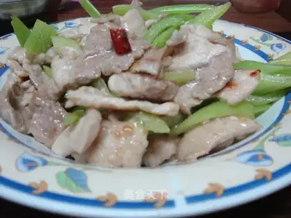 Scrambled pork slices with celery