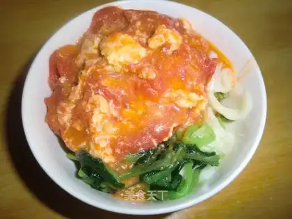 Mixed noodles with tomatoes, eggs and vegetables