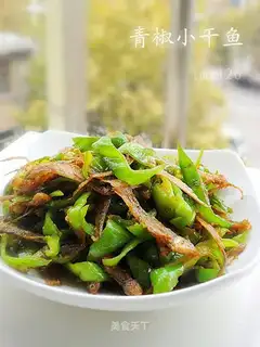Little dried fish with green pepper