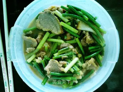 stir-fried bacon slices with garlic sprouts