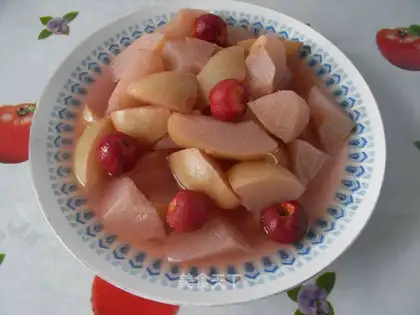 Red fruit crisp pear soup
