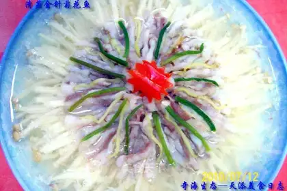 Steamed golden lily and chrysanthemum fish