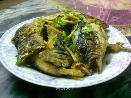 Crispy grass carp pieces
