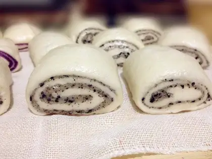 Black sesame two-color steamed buns
