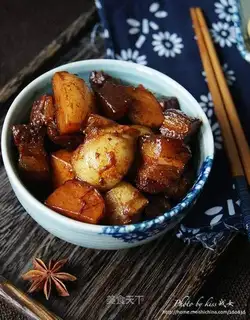 Stewed potatoes with pork belly