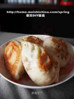 Pan-fried pork buns with mountain clover and haw