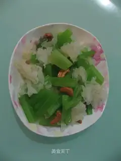 Cashew nut, snow ear, celery
