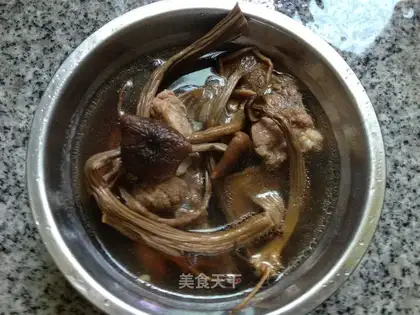 Tea tree mushroom dragon bone soup